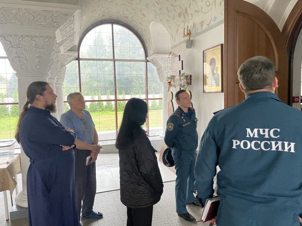 Сотрудники районного отделения МЧС с рабочим визитом посетили храм во имя прп. Серафима Саровского