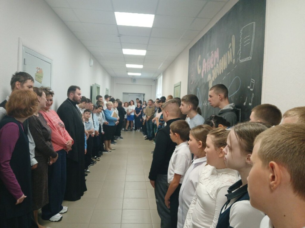 Окормляющий священник посетил школу № 86