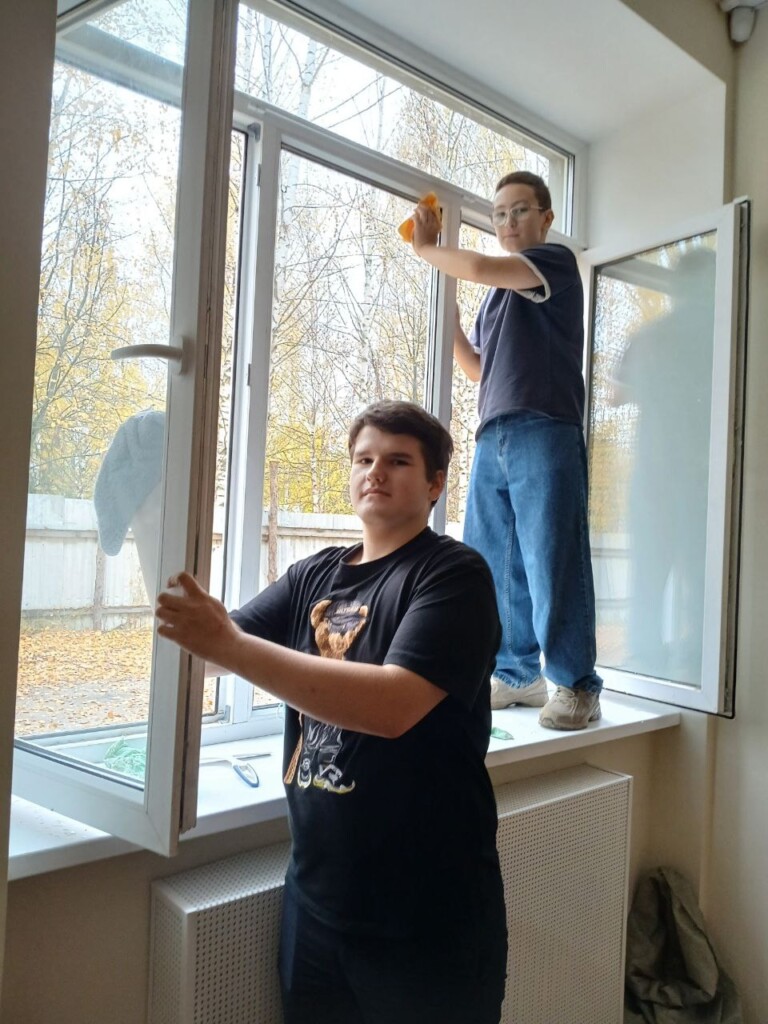 Второй большой субботник проведен волонтерами в епархиальном молодежном центре