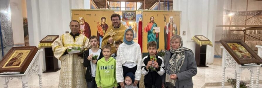 Подопечные центра «Вера» вновь посетили службу в храме св. Нины