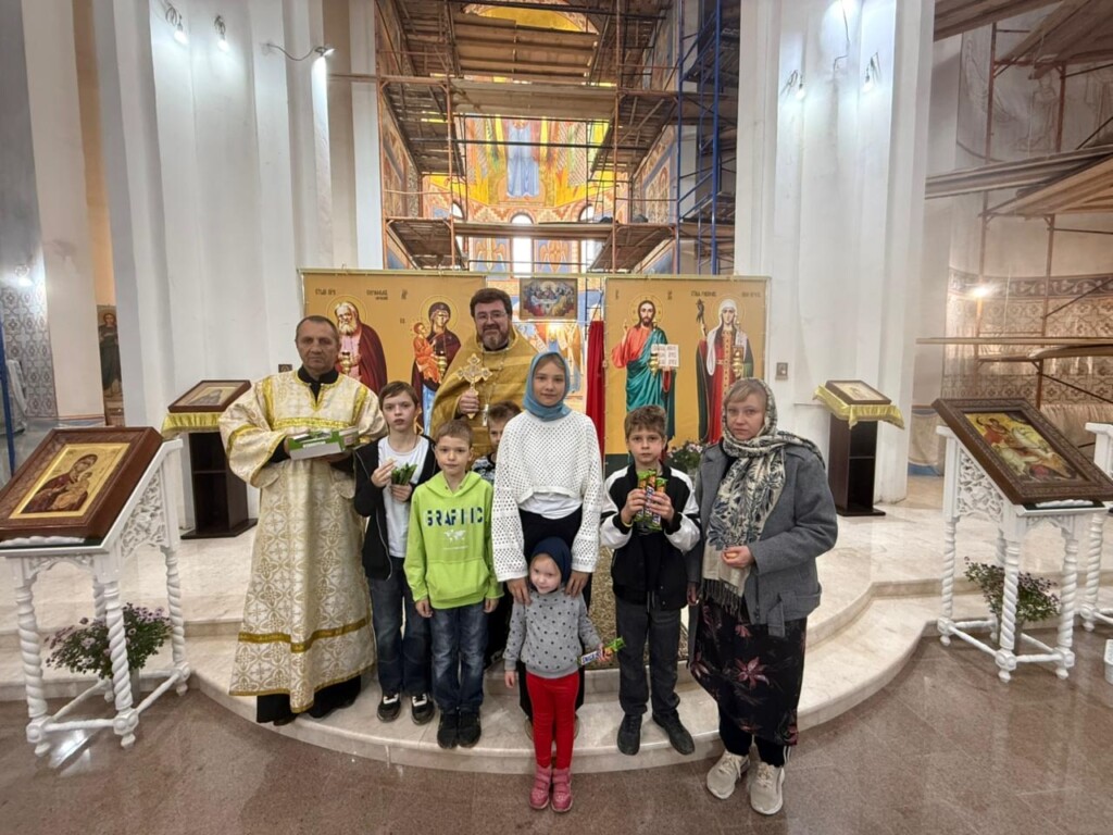 Подопечные центра «Вера» вновь посетили службу в храме св. Нины