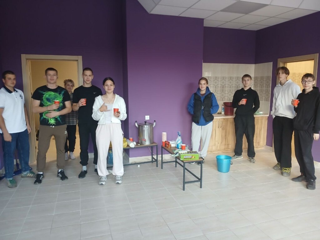 В епархиальном молодежном центре прошел субботник