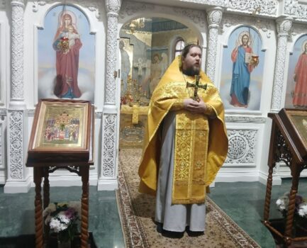 В Серафимовском храме состоялась очередная миссионерская Литургия для детей с ментальными нарушениями