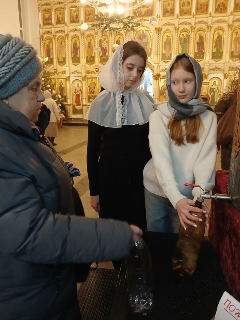 Православная молодежь приняла участие в акции «Крещенская вода»