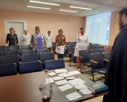 Продолжаются молебны о недужных в детской больнице «Айболит»