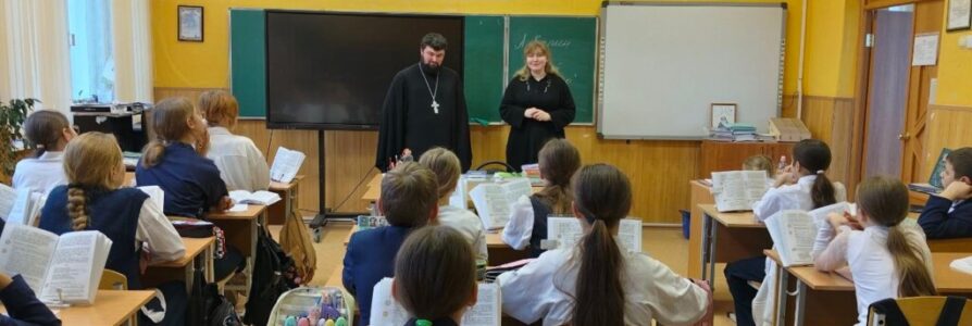В благочинии прошла образовательная акция «Читаем Рождественский рассказ»