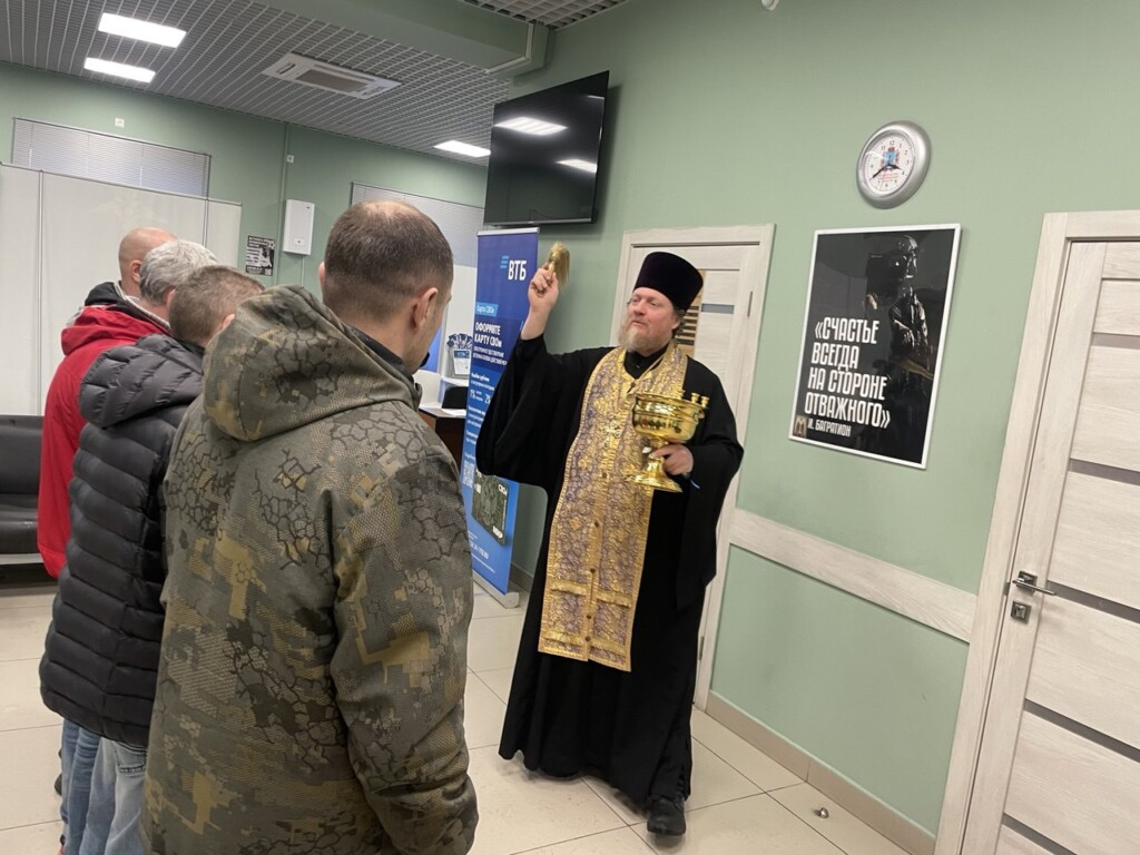 Священник напутствовал воинов-добровольцев перед отправкой на фронт