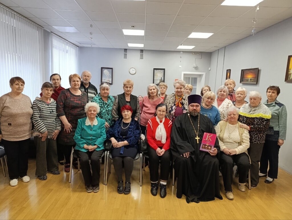 Пасхальная встреча со священником прошла в КЦСОН