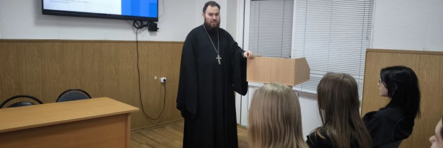 Священник пообщался на острую тему свободы и ответственности со студентами авиаколледжа