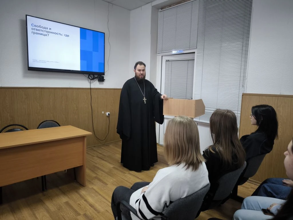Священник пообщался на острую тему свободы и ответственности со студентами авиаколледжа
