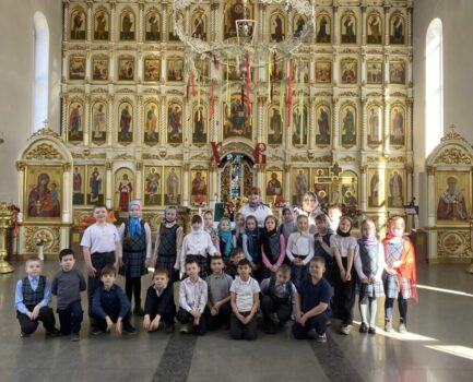 Экскурсию по центральному храму благочиния провели для учеников 73 школы