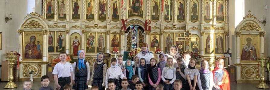 Экскурсию по центральному храму благочиния провели для учеников 73 школы