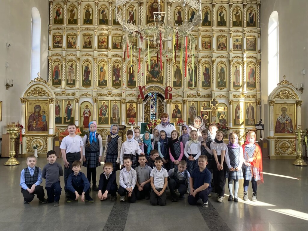 Экскурсию по центральному храму благочиния провели для учеников 73 школы