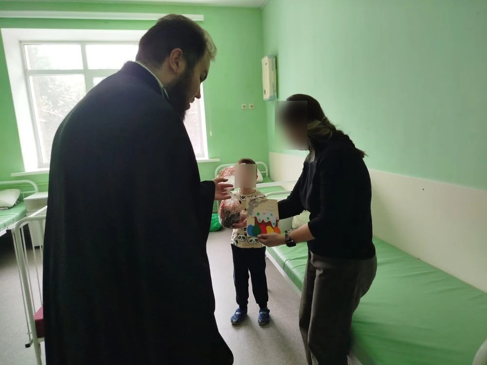 В детской больнице священник поздравил пациентов с Пасхой Христовой