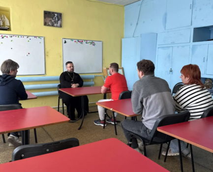 Помощник благочинного побеседовал с сотрудниками ФОК «Полет»