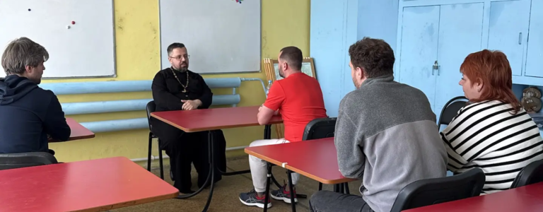 Помощник благочинного побеседовал с сотрудниками ФОК «Полет»