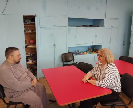 Священник проводит индивидуальные беседы для сотрудников ФОК «Полет»
