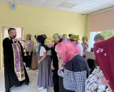 Священник совершил молебен перед новым учебным годом в школе № 86
